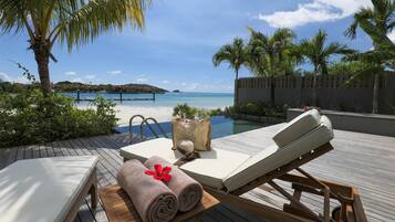 Villa, alberca privada, vista al océano | Ropa de cama de alta calidad y caja de seguridad en la habitación