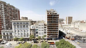 Een meerlaags gebouw met een combinatie van woon- en commerciële ruimtes, voorzien van balkons en een winkelgedeelte op de begane grond.