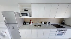 Refrigerador, microondas, tostadora, utensilios de cocina