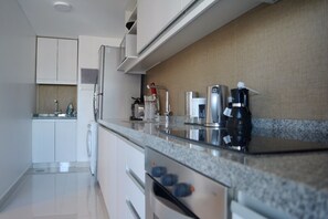 Kühlschrank, Mikrowelle, Toaster, Kochgeschirr/Geschirr/Besteck