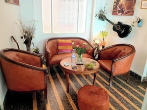 Gemeinsamer Schlafsaal, 1 Schlafzimmer, Raucher, Balkon | Wohnzimmer | Fernseher