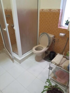 Dortoir Partagé, 1 chambre, fumeurs, balcon | Salle de bain | Douche, serviettes fournies