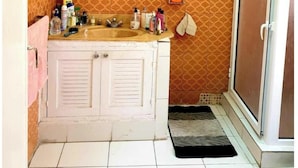 Dormitorio condiviso, 1 camera da letto, fumatori, balcone | Bagno | Doccia, asciugamani