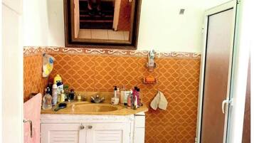 Dortoir Partagé, 1 chambre, fumeurs, balcon | Salle de bain | Douche, serviettes fournies