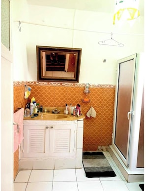 Dortoir Partagé, 1 chambre, fumeurs, balcon | Salle de bain | Douche, serviettes fournies