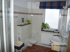 Ducha, secador de pelo, toallas