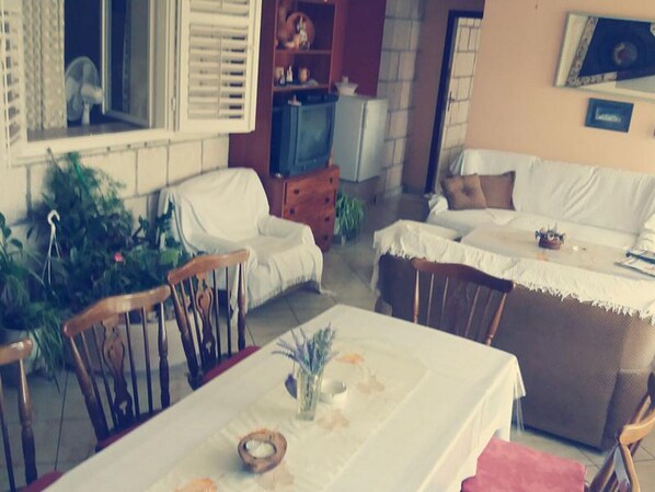 ห้องพัก, 1 ห้องนอน, สูบบุหรี่ได้, ระเบียง | ร้านอาหาร