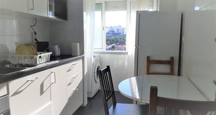 Twin Beds Bedroom Sharing, Wifi and Ac, 300 Meters From Station