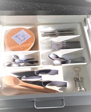 1 bedroom - Twin Beds Bedroom Sharing, Wifi and Ac, 300 Meters From Station (Lisbon)