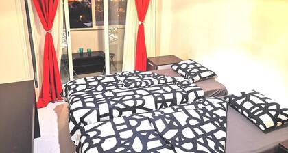 Twin Beds Bedroom Sharing, Wifi and Ac, 300 Meters From Station