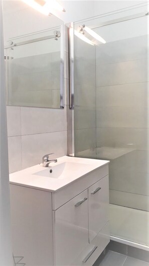 Bathroom - Twin Beds Bedroom Sharing, Wifi and Ac, 300 Meters From Station (Lisbon)