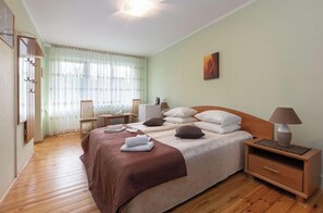 Habitación, 1 habitación, fumadores, balcón | 1 dormitorio y wifi gratis