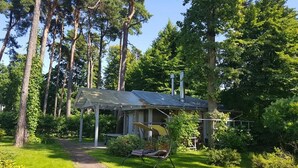 A small house with a covered porch and a garden. - Room in Guest Room - Valensija - Standard Twin Room (Jurmala)