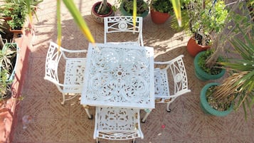 Habitación, 1 habitación, patio | Restaurante al aire libre