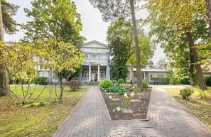 Huone, 1 makuuhuone, tupakointi sallittu, parveke | Majoituspaikan julkisivu