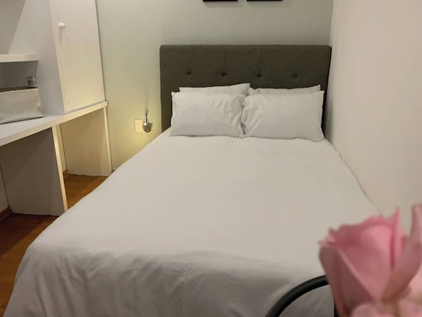 1 bedroom, desk