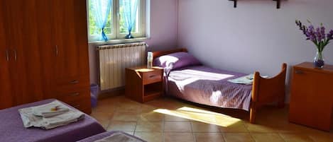 1 bedroom, desk, WiFi