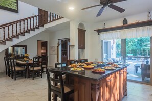 Villa, 6 chambres, fumeurs, piscine privée | Salle à manger