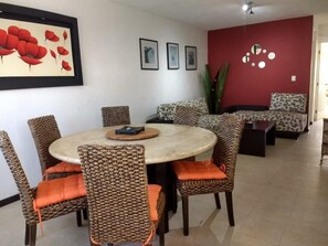 Apartemen, 2 kamar tidur, Boleh Merokok, balkon | Tempat makan