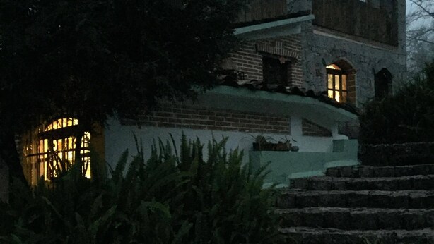 A stone building with a brick facade, a small porch, and a staircase leading up to the entrance. - Ideal Para Familia Pequena O Grupo De Tres Amigos (Cuetzalan del Progreso)