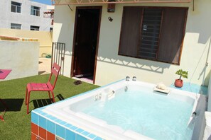 Habitación, 1 habitación, Terraza, vista al jardín | Amenidades de baño | Amenidades de baño gratuitas y toallas 