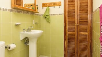 Chambre, 1 chambre, terrasse, vue jardin | Salle de bain