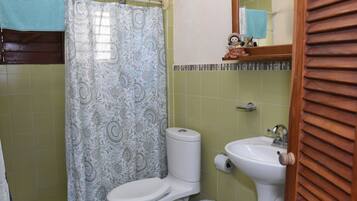 Room, 1 Bedroom, Terrace, Garden View | Bathroom | Free toiletries, towels