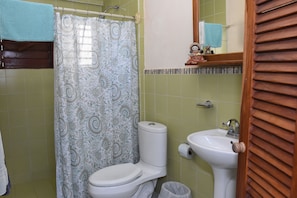 Habitació, 1 dormitori, terrassa, vistes al jardí | Bany | Articles de tocador gratuïts i tovalloles