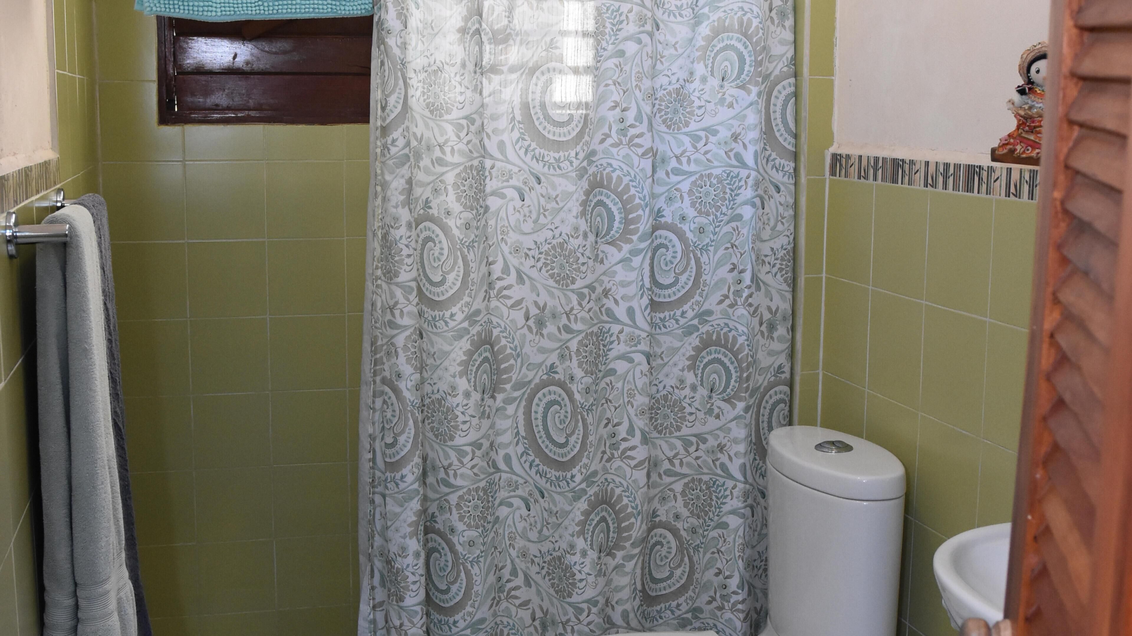 Habitación, 1 habitación, Terraza, vista al jardín | Baño | Amenidades de baño gratuitas y toallas 