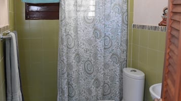 Habitación, 1 habitación, Terraza, vista al jardín | Baño | Amenidades de baño gratuitas y toallas