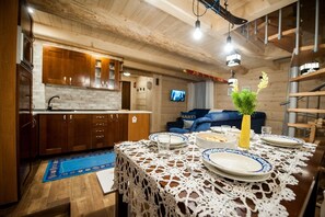 Chalet (3 bedrooms, number 2) | Salle de séjour | Téléviseur à écran plat