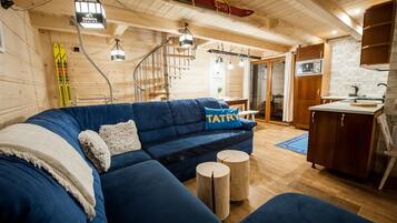 Chalet (3 bedrooms, number 2) | Olohuone | Taulutelevisio