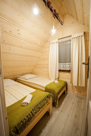 Chalet (3 bedrooms, number 2) | 3 bedrooms, free WiFi