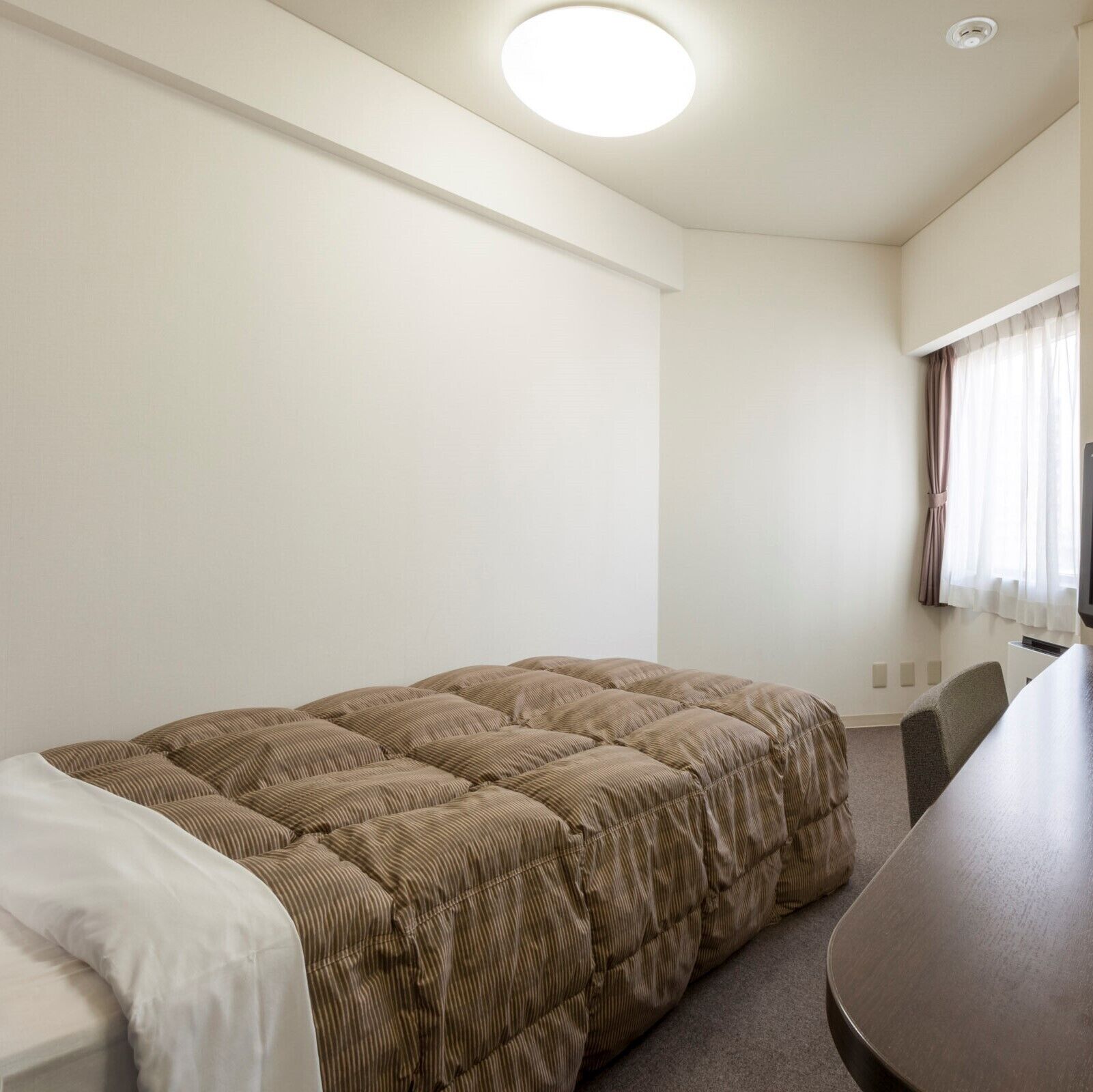 Cubrecamas, escritorio, cortinas blackout y wifi gratis 