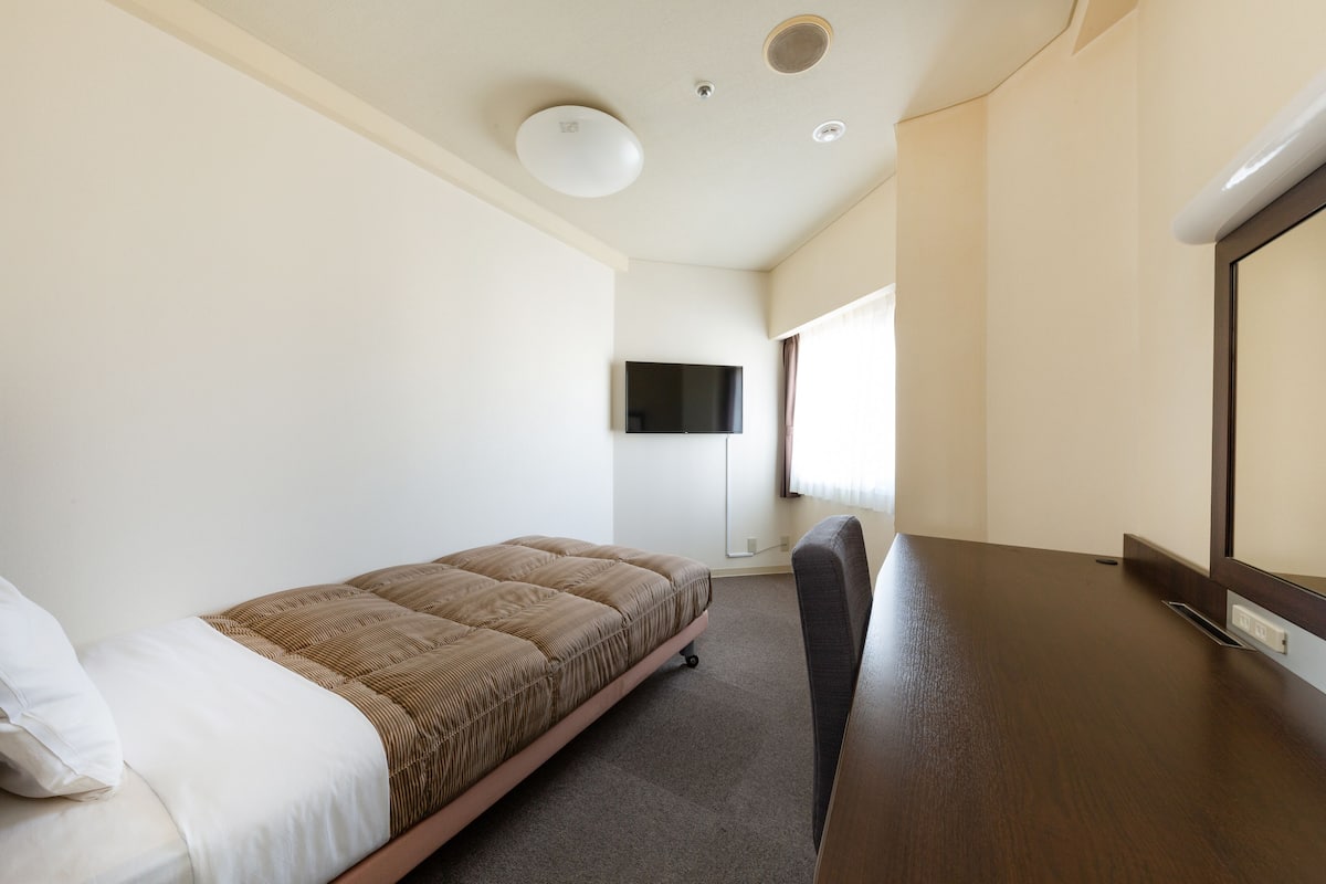 Standard Single Room, Non Smoking | Down comforters, desk, blackout drapes, free WiFi