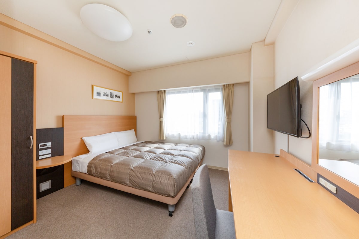 Superior Queen Room, Non Smoking | Down comforters, desk, blackout drapes, free WiFi