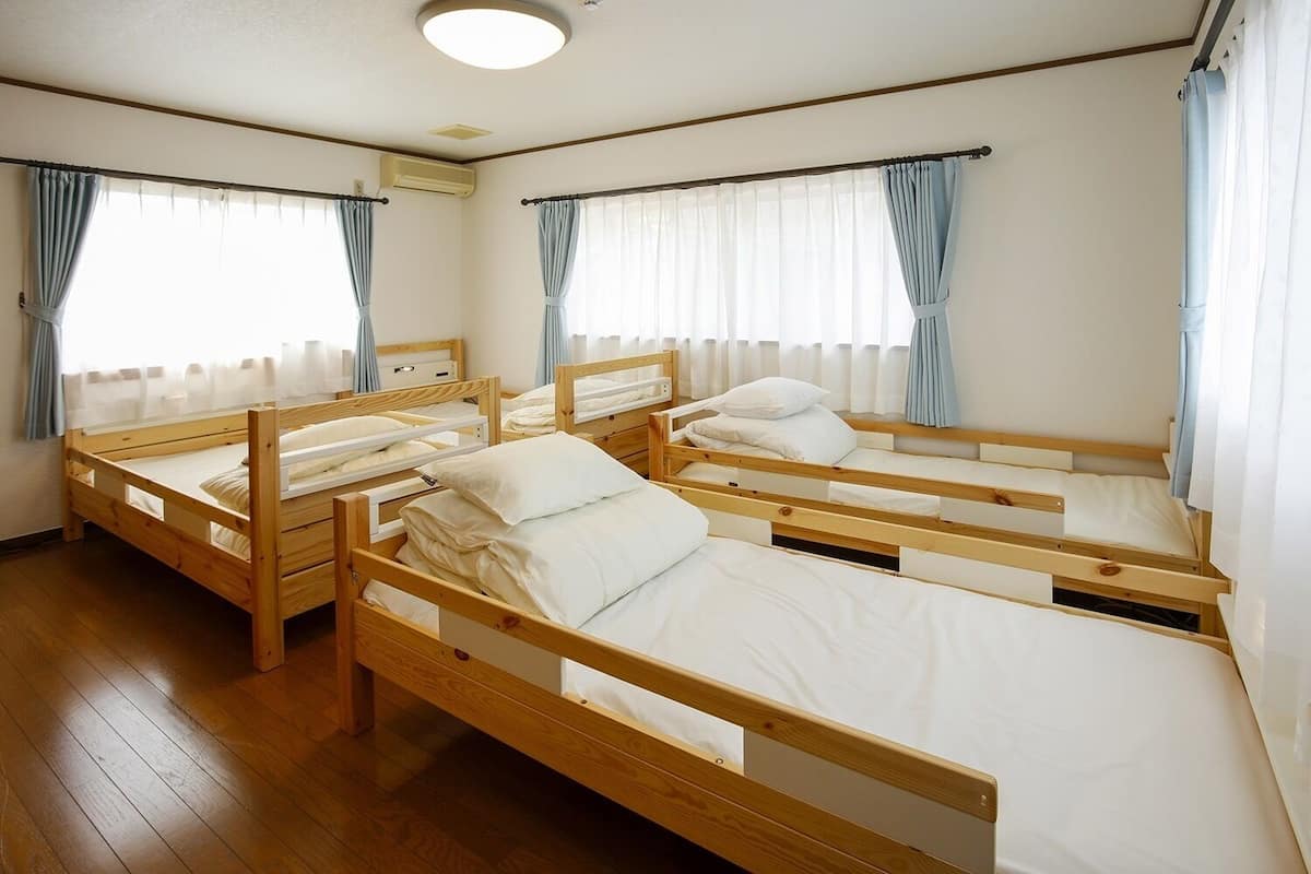 Dormitorio compartido, solo para mujeres, no fumadores (For 4 people) | Sistema de insonorización, tabla de planchar con plancha, wifi gratis