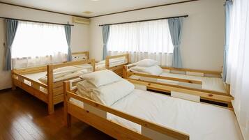 Dortoir Partagé, femmes uniquement, non-fumeurs (For 4 people) | Chambres insonorisées, fer et planche à repasser, Wi-Fi gratuit