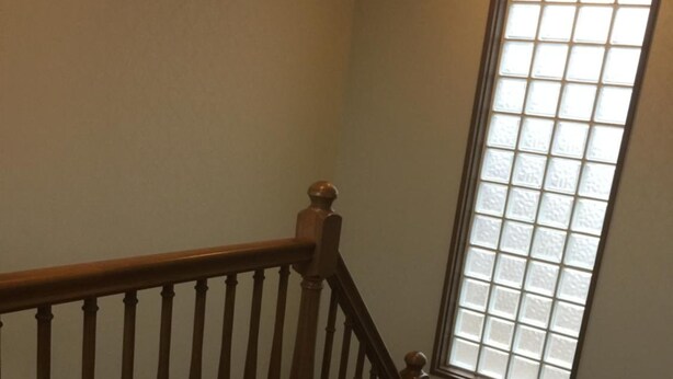 A staircase with wooden balusters and a carpeted landing. - Fukunae House - Hostel (Asago)
