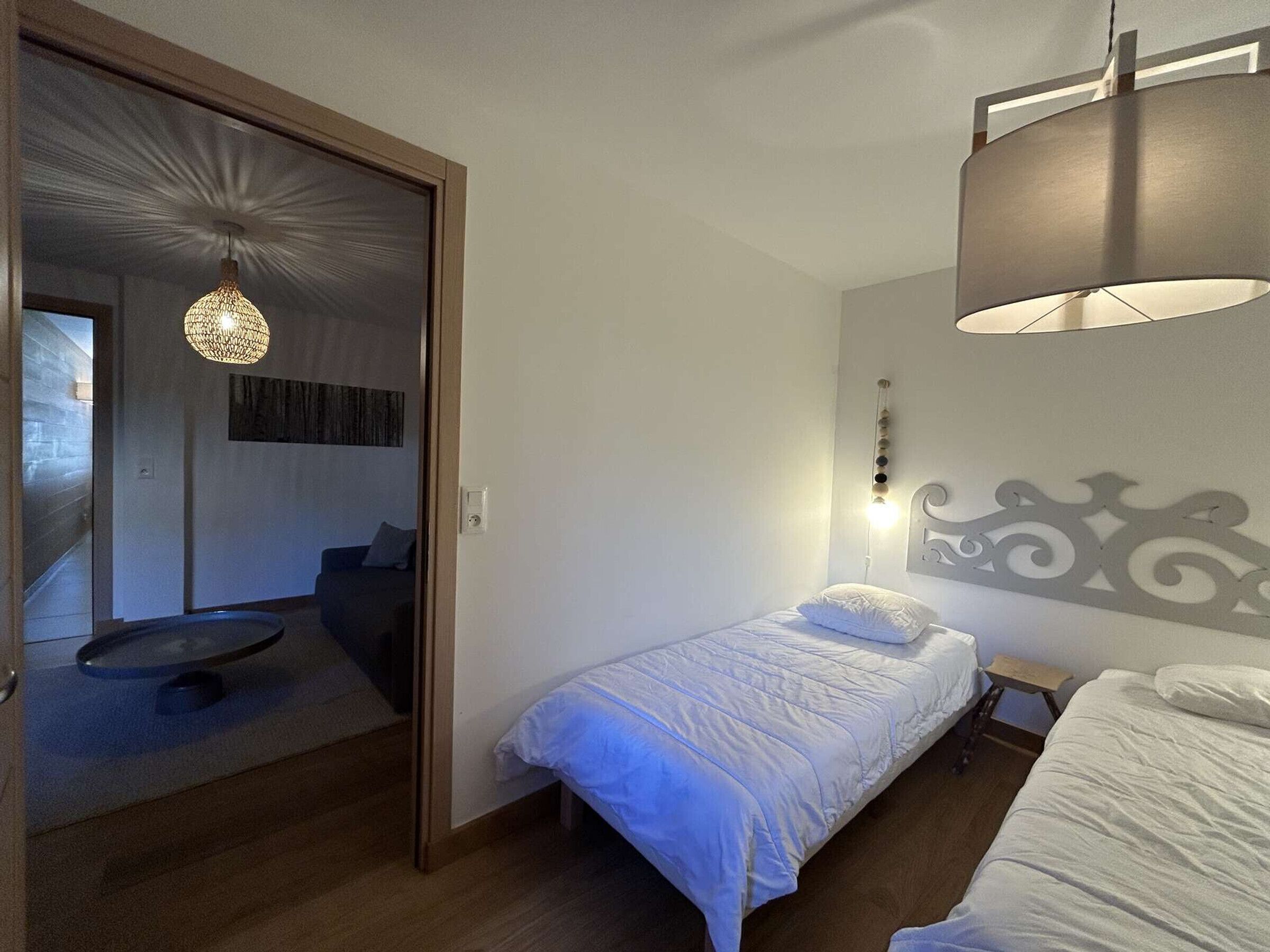 Ein Schlafzimmer mit Bett, Nachttisch und Wandleuchte.
