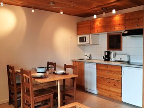 Réfrigérateur, micro-ondes, plaque de cuisson, lave-vaisselle
