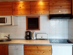 Fridge, microwave, stovetop, dishwasher