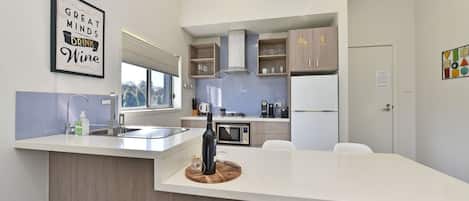 Réfrigérateur, micro-ondes, lave-vaisselle, cafetière/bouilloire