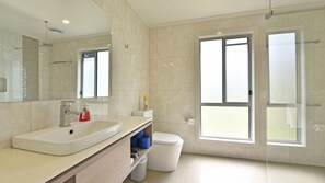 Douche, articles de toilette écologiques, sèche-cheveux, savon
