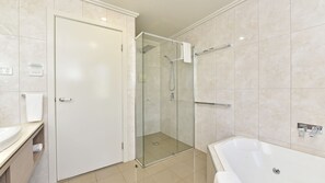 Dusche, Whirlpool, umweltfreundliche Kosmetikartikel, Haartrockner