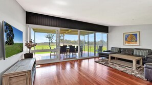 Una televisión, una chimenea, un reproductor de DVD