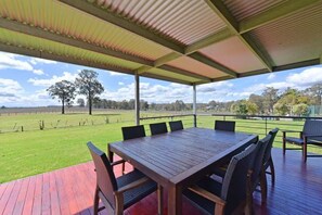 Outdoor dining - Ironbark Hill Estate (Pokolbin)