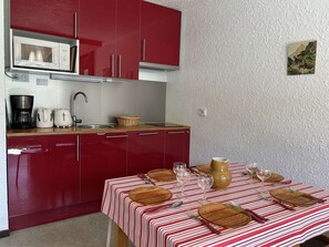 Réfrigérateur, micro-ondes, plaque de cuisson, lave-vaisselle