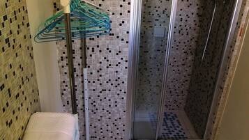 Dusche, Haartrockner, Handtücher