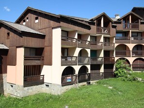 Exterior - Ski-In/Ski-Out Family Apt for 4 with Parking & WiFi - Montgenèvre (Montgenèvre)